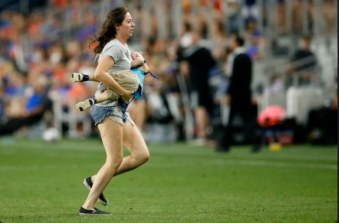 VIRAL: Niño de dos años invadió la cancha en MLS y su mamá fue a buscarlo (Video)