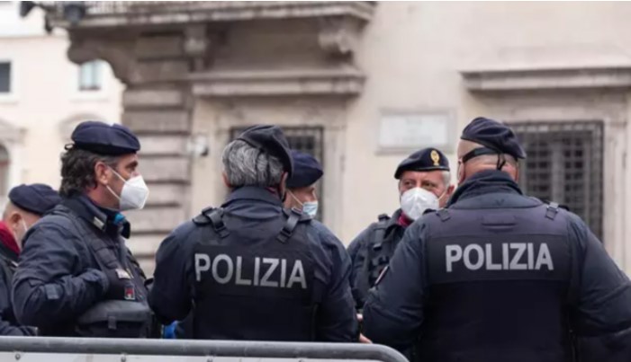 Acuchilló a sus padres y luego huyó: la historia que conmocionó a Italia este #7Ene