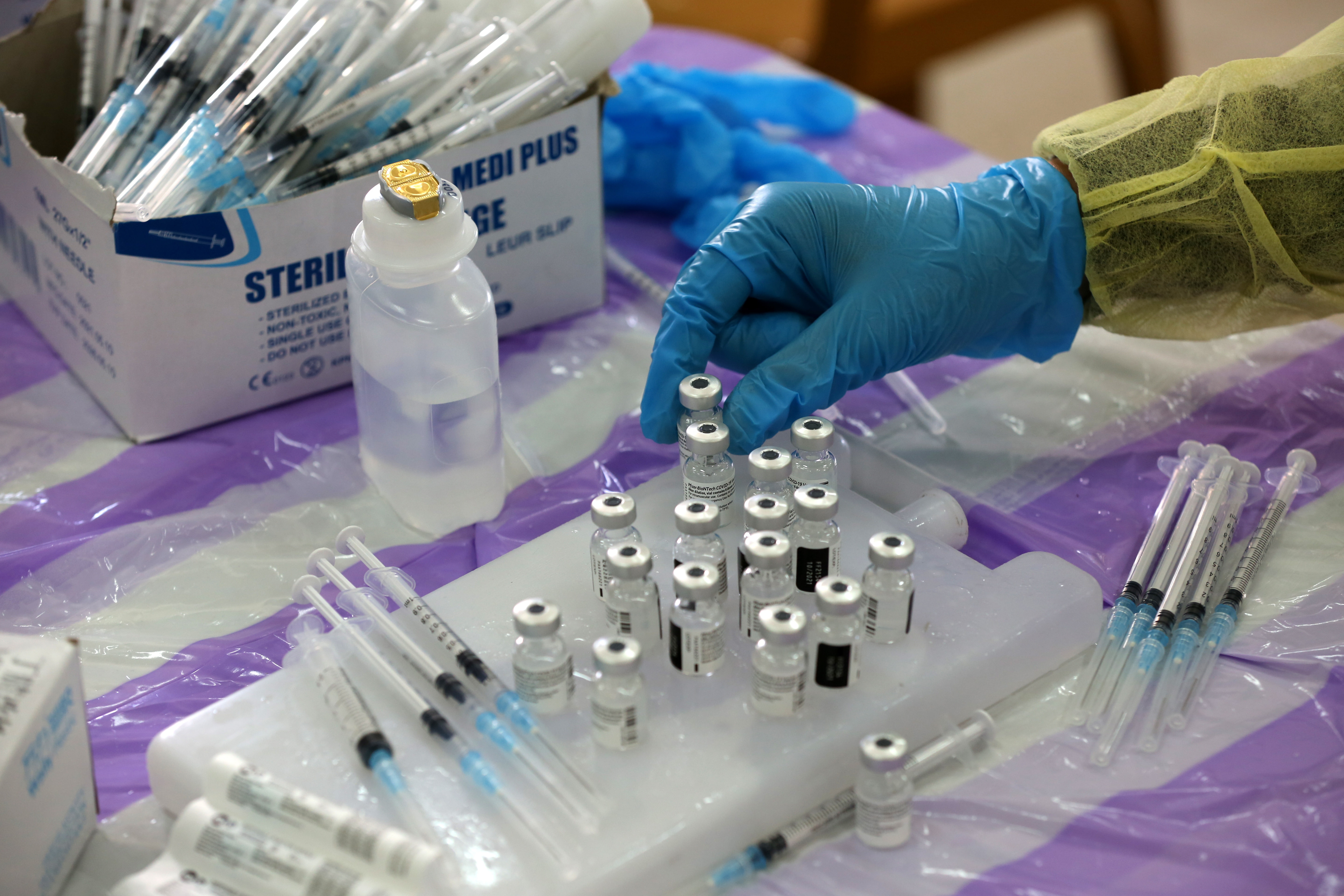 ¿Tres dosis de vacunas podrán resistir a la variante ómicron del coronavirus?
