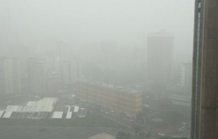 Fuertes vientos y lluvia con descargas eléctricas azotan Caracas este #27Sep (VIDEOS)