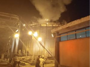 Bomberos tratan de controlar incendio en tanque de Pequiven en Carabobo (Fotos)
