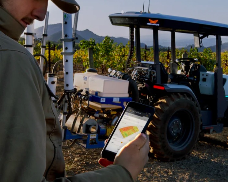 Sale al mercado un tractor totalmente eléctrico y autónomo que podría resultar revolucionario para la industria agrícola