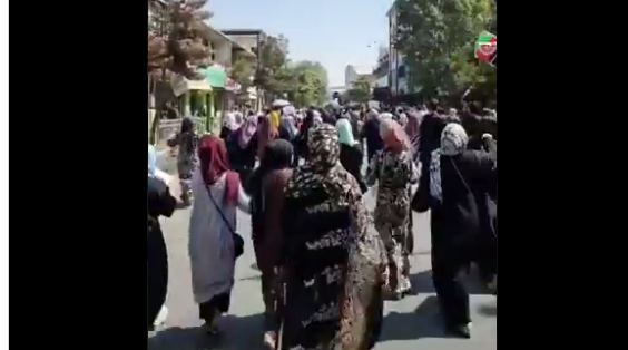 A pocas horas de los nombramientos del nuevo gobierno Talibán, mujeres resteadas pidieron libertad en pleno Kabul (VIDEO)