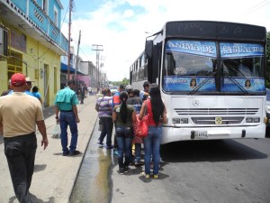 En Ciudad Bolívar los carros por puesto cobran hasta cinco millones de bolívares por pasajero