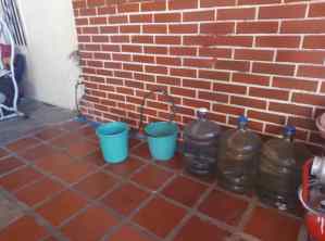 A punta de “tobitos” viven los vecinos de Caujaro en Ciudad Guayana por fallas en el suministro de agua (FOTOS)