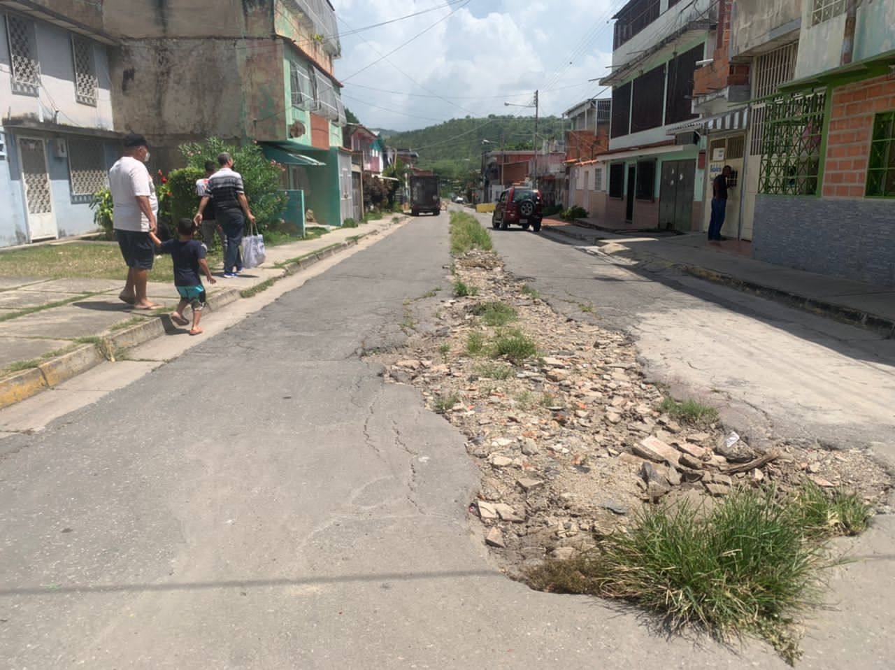 Sumergidos entre aguas negras, habitantes de La Mora en Aragua claman por un cariñito para las calles