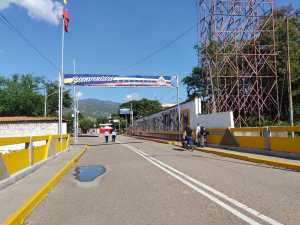 Instalan pantalla gigante en la frontera colombo-venezolana para proyectar toma de posesión de Petro (FOTOS)