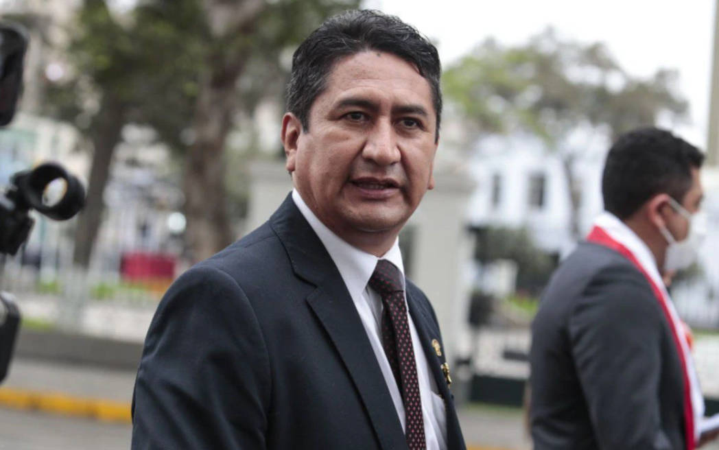 Juez rechaza encarcelar al líder del partido que llevó a Pedro Castillo al poder