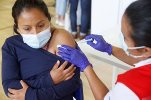 La OMS advirtió que bajos índices de vacunación y de pruebas contra el Covid-19 provocan un “cóctel tóxico”