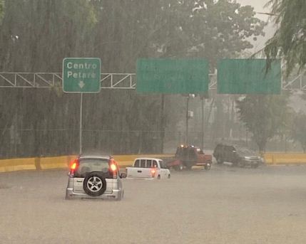 EN IMÁGENES: Lluvias causaron árboles caídos y lagunas en vía hacia Prados del Este