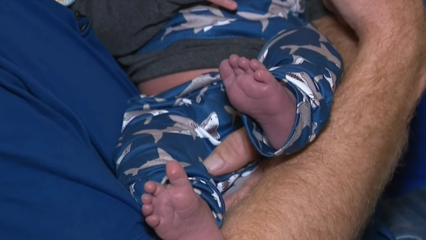 Después de 19 abortos espontáneos, pudo dar a luz a un “bebé gigante” (Video)