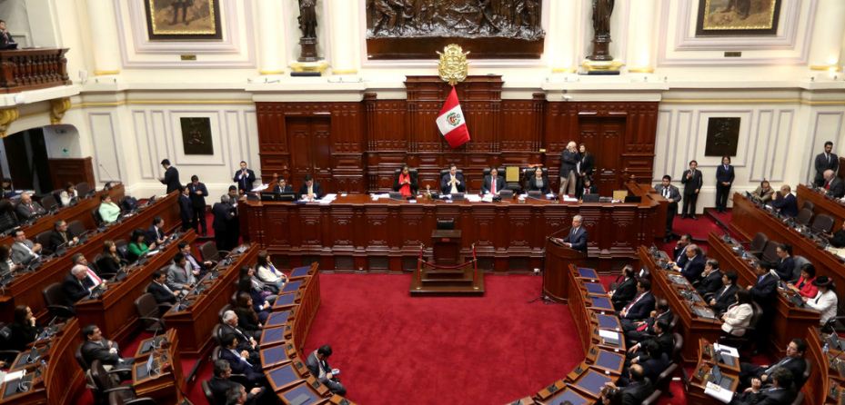 El Congreso de Perú aprobó una polémica ley que regula las facultades del presidente