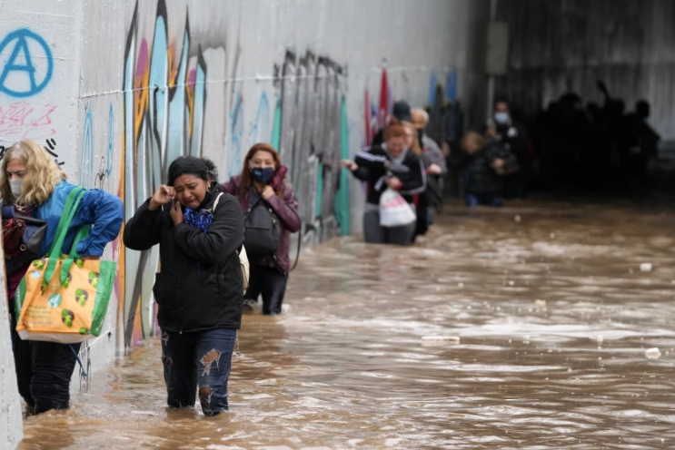 Cierran escuelas y gran parte de los servicios públicos por fuertes inundaciones en Atenas