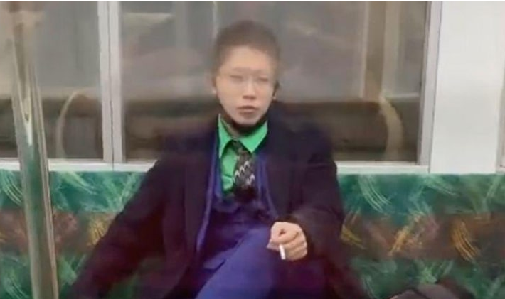 Imágenes: Japonés vestido como el “Joker” apuñaló a varias personas dentro de un tren 
