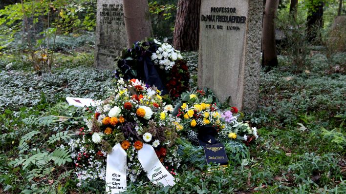 El entierro de un destacado neonazi en la misma tumba que un judío desata críticas en Alemania