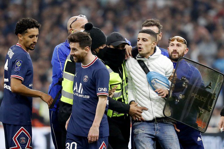Hincha que interrumpió el ataque de Messi desorientó a la Policía tras ser investigado