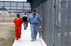Investigan casos de abuso físico y sexual en centros de detención juvenil en Texas