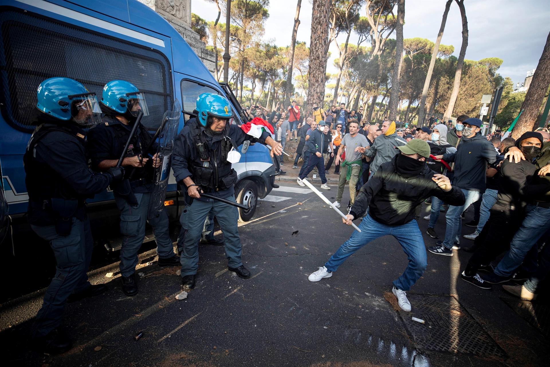 Italia en alerta por nuevas manifestaciones violentas encabezadas por los antivacunas y neofascistas