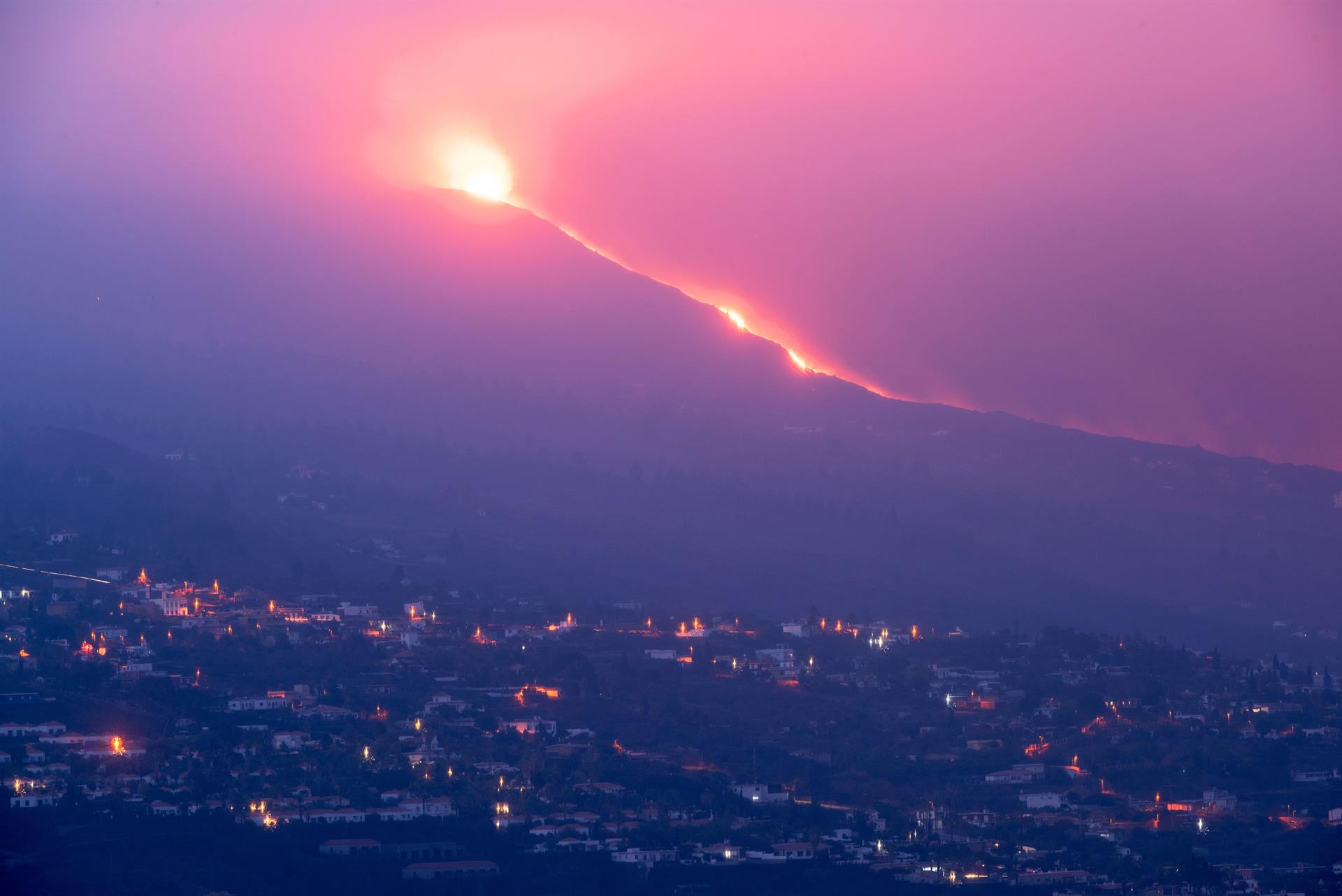 La lava del volcán de La Palma supera una anchura de 1,2 kilómetros