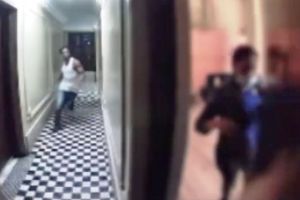 ¡Tremendo susto! Delincuente persiguió a una mujer hasta la puerta de su casa en El Bronx (VIDEO)
