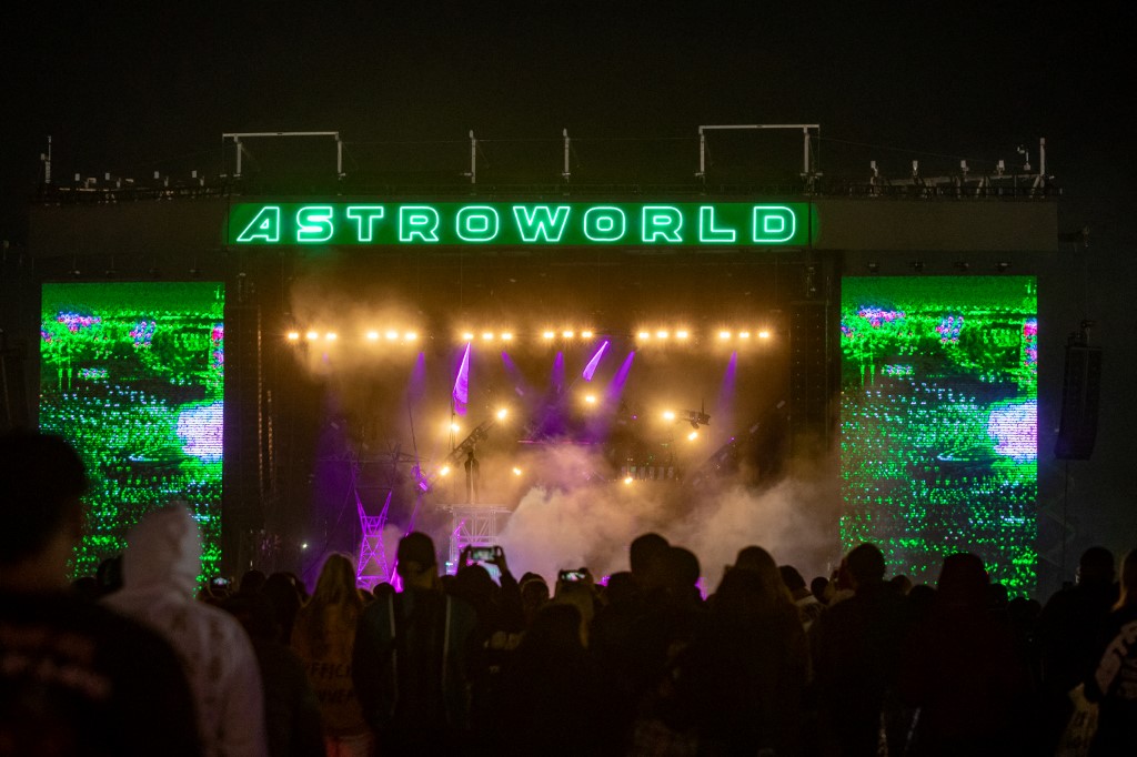 El momento en que intentaban revivir a una víctima de la estampida en el festival Astroworld (VIDEO)