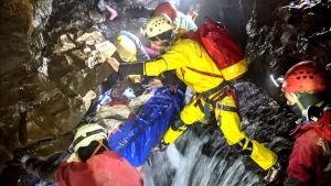 Explorador cayó en una cueva en Gales; quedó atrapado y malherido por más de dos días