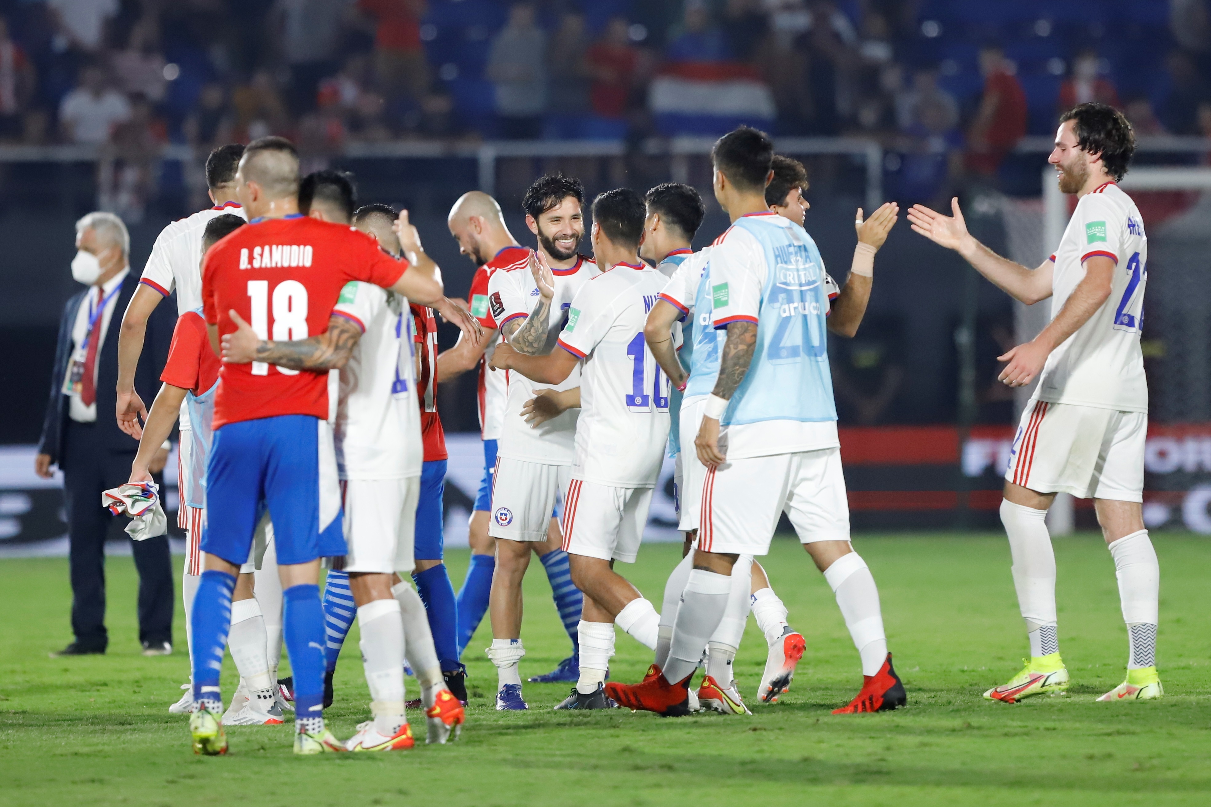 Chile superó a Paraguay y se metió en la pelea por un cupo al Mundial
