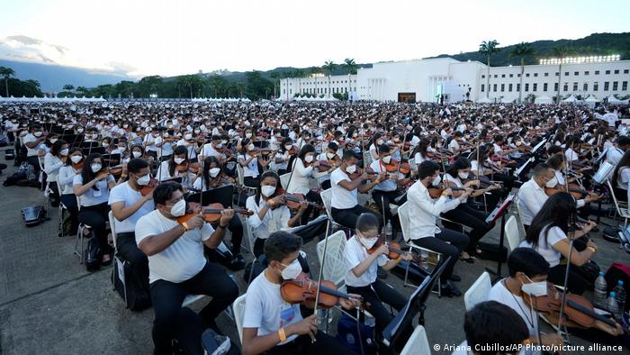 Venezuela musicians aim for largest orchestra