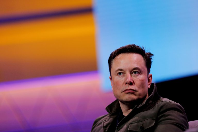 Tesla cayó un 11 % en Wall Street tras compra de Twitter por Musk