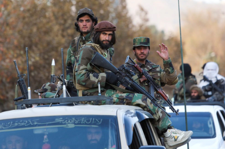Miles de talibanes se movilizan para combatir al Estado Islámico en Afganistán: se viven escenas dramáticas