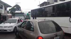 Cansados del mal estado de la vialidad, transportistas trancan vía principal hacia la frontera de Táchira