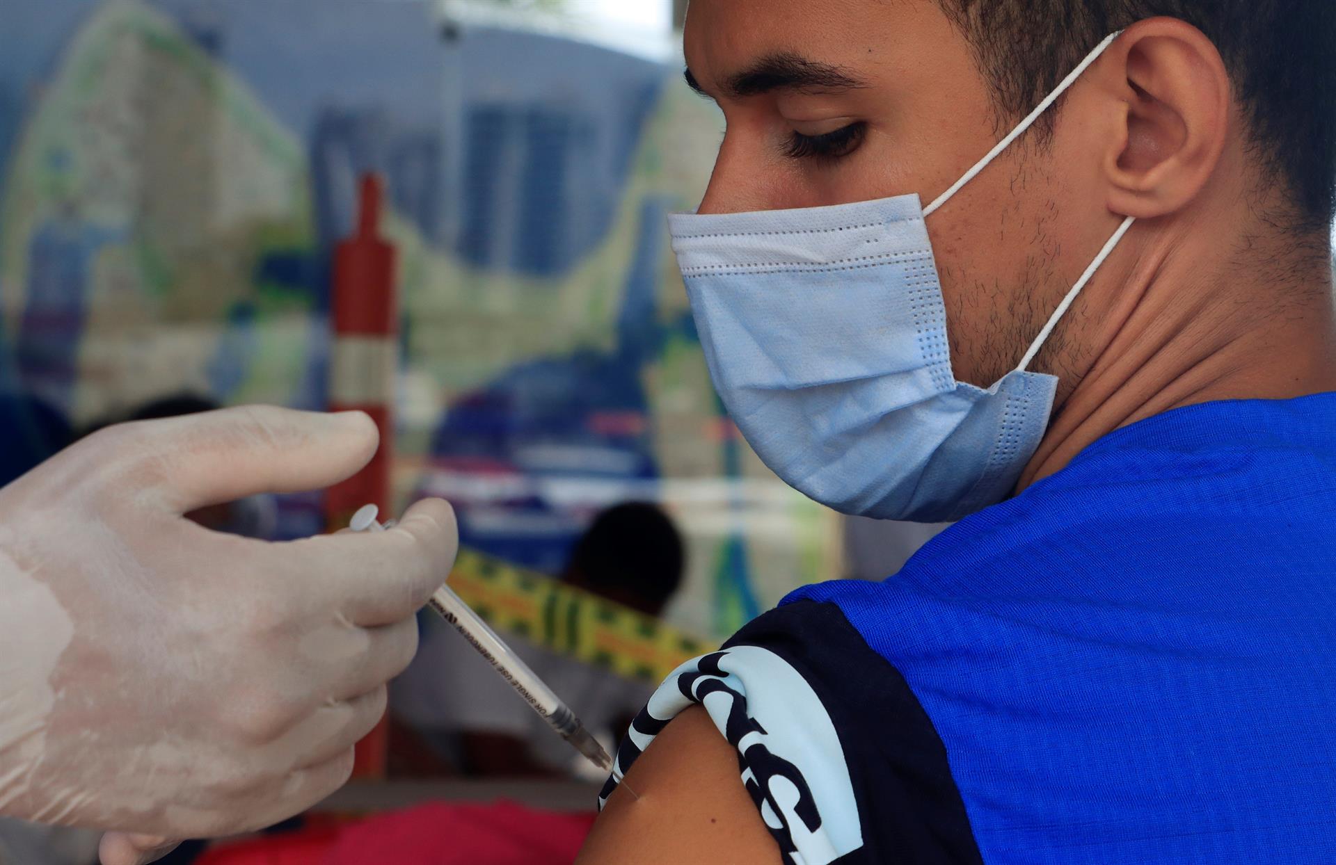 Colombia exigirá carné de vacunación mientras sostiene los contagios