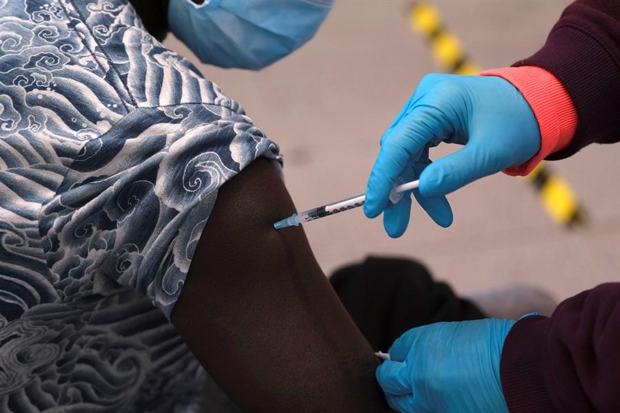 Centro Europeo de Control de Enfermedades pide una vacuna de refuerzo general, prioritaria para mayores de 40 años