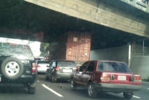 EN IMÁGENES: autopista Francisco Fajardo, trancada a la altura del distribuidor Altamira #29Sep