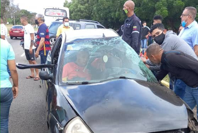 Reportan volcamiento de vehículos frente al aeropuerto Manuel Carlos Piar en Bolívar (FOTOS)