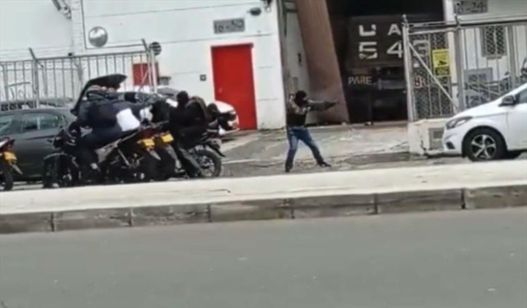 Cinematográfico intento de robo terminó en una balacera en Medellín (Videos)