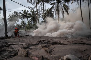 Barro, cenizas y desolación a la sombra del volcán Semeru, en Indonesia