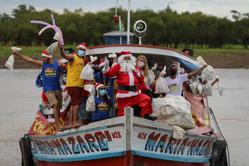 En la Amazonia brasileña, un Papá Noel entregó regalos a niños en lancha (Fotos)