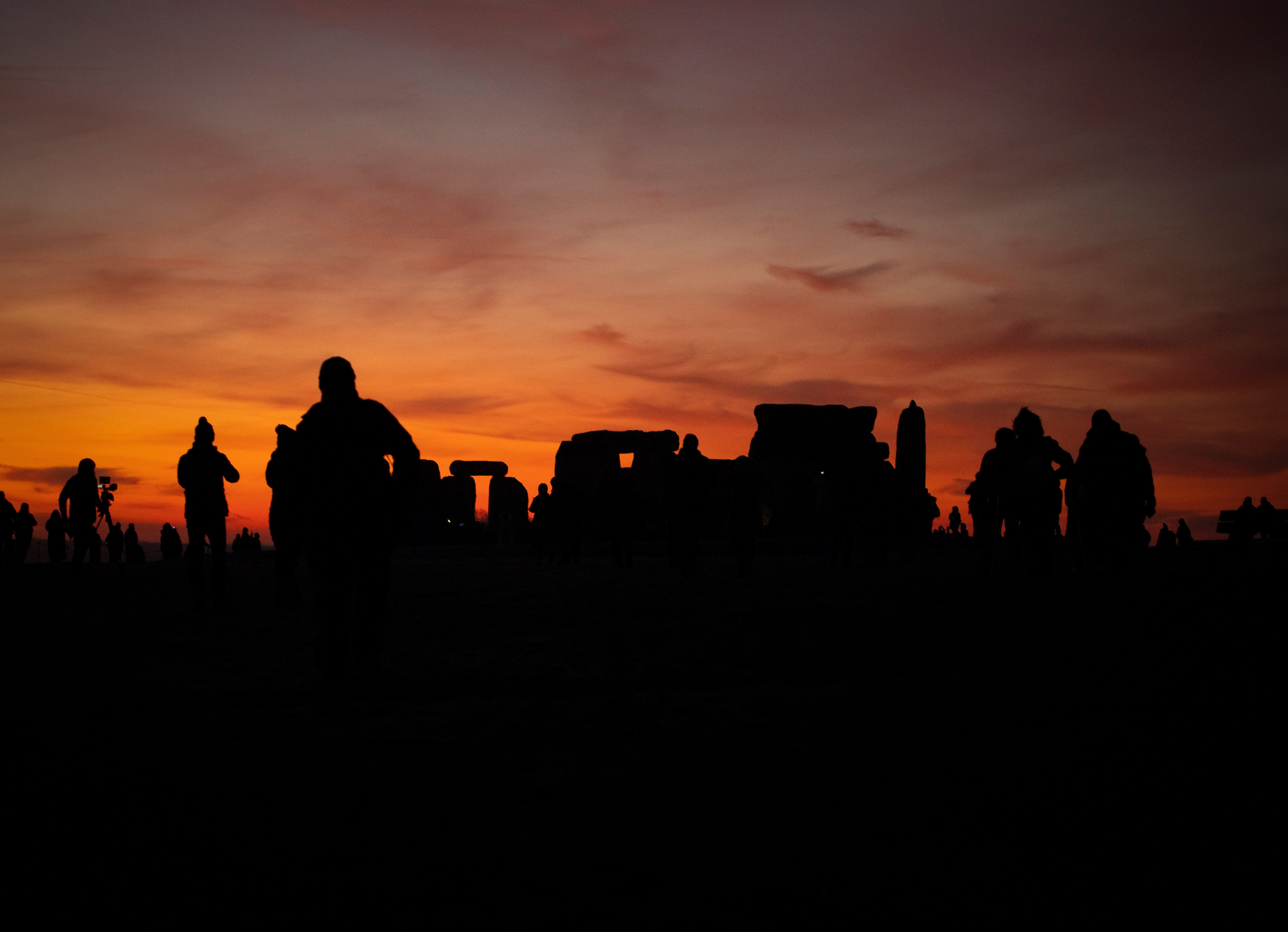 Un millar de personas celebran en Stonehenge el fin de la noche más larga