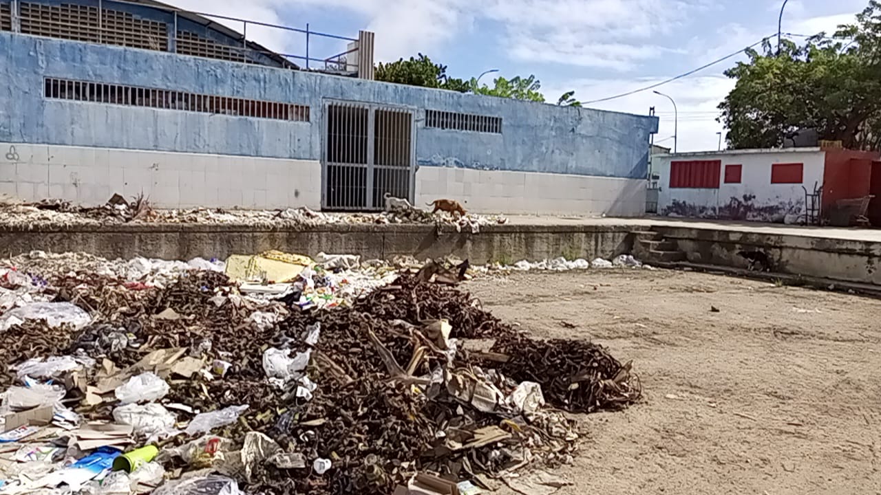 La insalubridad espanta a camioneros y compradores del mercado de Conejeros