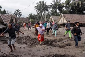 La erupción del volcán Semeru deja al menos 13 muertos en Indonesia