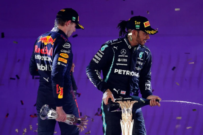 La actitud de Verstappen en el podio tras la victoria de Hamilton que generó revuelo en la Fórmula Uno (VIDEO)