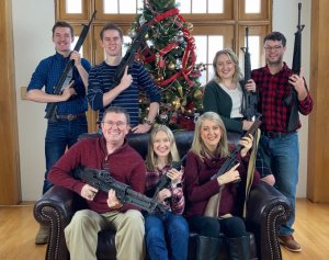 Polémica en EEUU: congresista posó junto a su familia con armas de asalto para foto navideña tras tiroteo en escuela