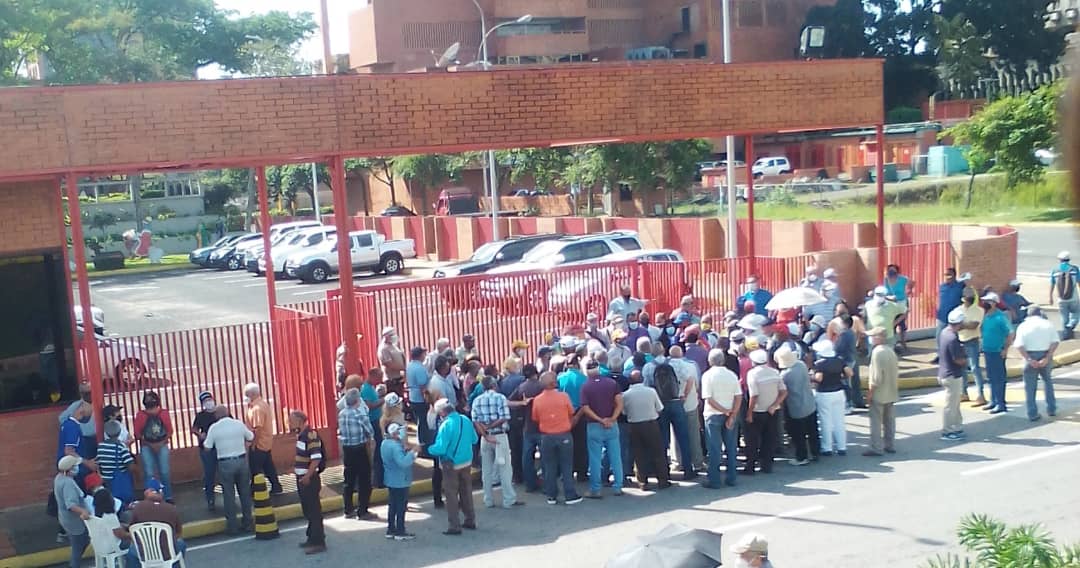 Jubilados de la CVG protestaron en Ciudad Guayana ante el mísero salario que perciben del régimen #2Dic (FOTOS)