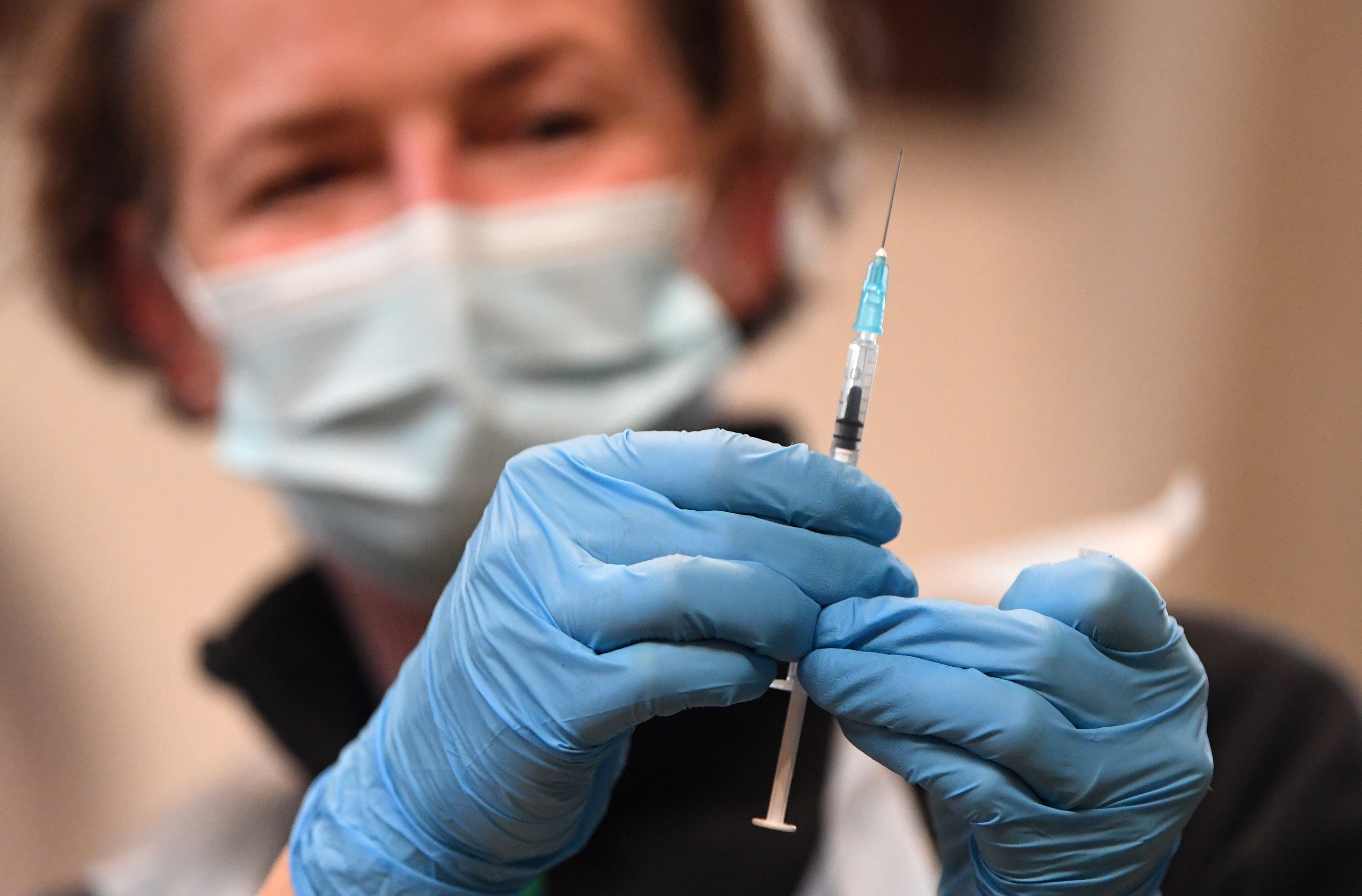 Sigue la batalla contra el Covid: Pfizer dice que tendrá lista en marzo una nueva vacuna contra ómicron