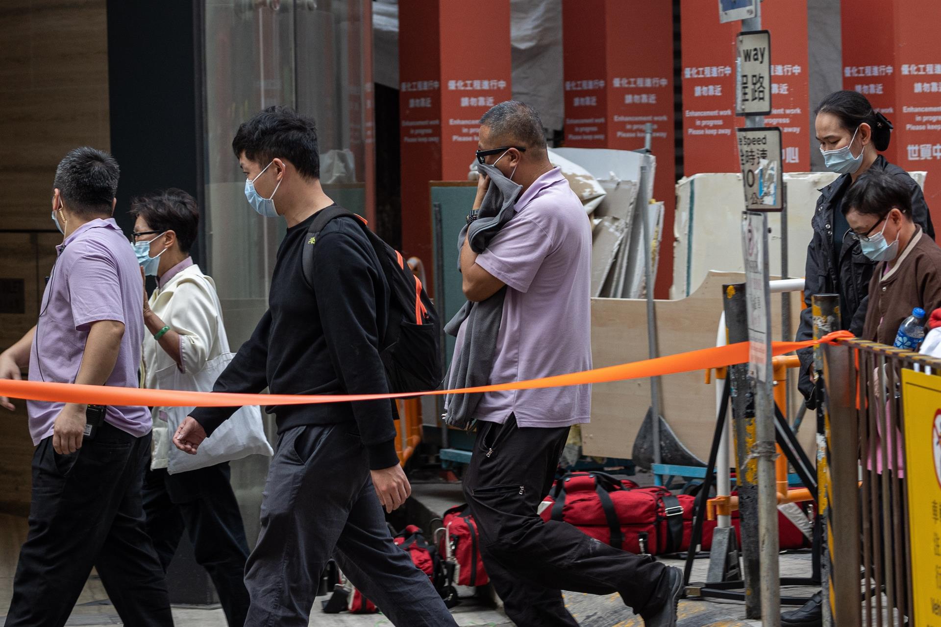 Más de 300 personas atrapadas en un incendio en un rascacielos de Hong Kong