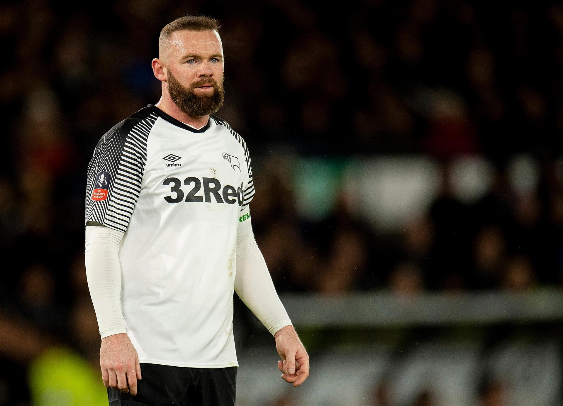 El experimentado Wayne Rooney rechazó al Everton y se comprometió con el moribundo Derby County