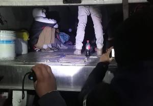 Interceptaron a 65 migrantes hacinados en un tráiler en México