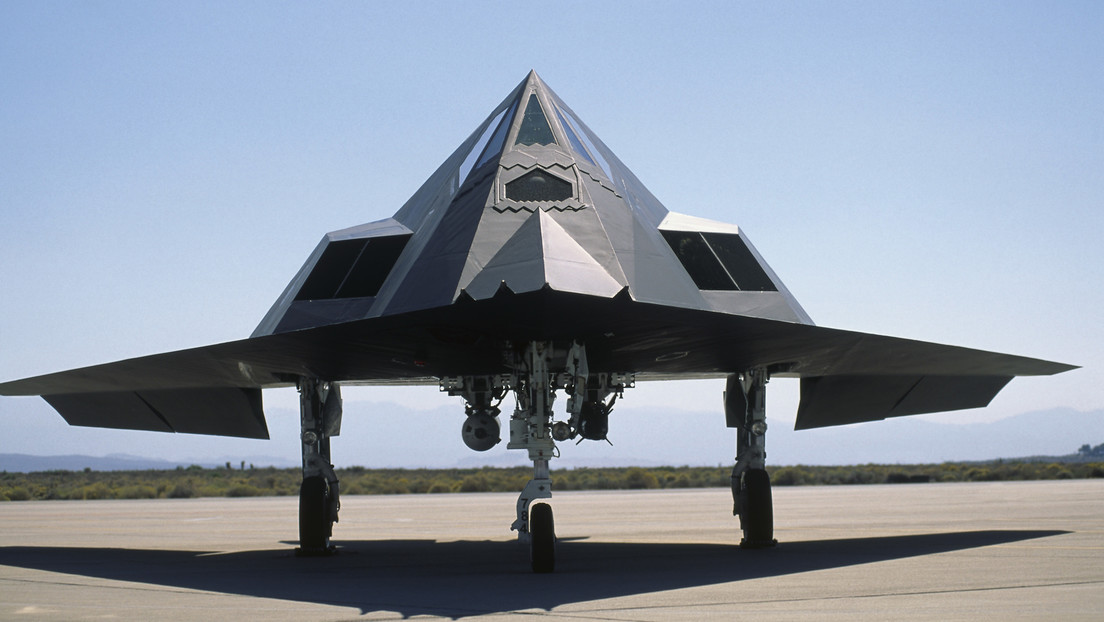 Captan aviones de combate F-117 de EEUU luciendo un revestimiento similar a un espejo