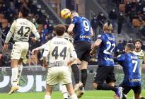 Dzeko blindó el liderato del Inter en el minuto 90